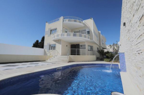 Magnifique Villa Avec Piscine, Pour Vos Vacances !